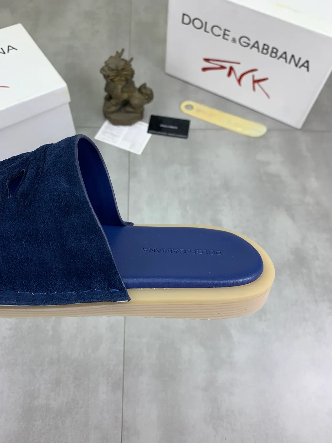 Men's shoes 💰P340 [New model] 💰High quality slippers💎💎💎 DG official website synchronizes the latest slippers 🩴 The highest version on the market, accept material comparison, shoe type comparison, process comparison, practical and textured, versatile and suitable for any occasion, the more you look at it, the more flavorful it becomes. Purely handmade craftsmanship - Upper material, calfskin imported from Italy 🇮🇹 - High-quality water-dyed sheepskin lining - Original high-quality private model customized combination outsole (super comfortable) -Size: 38-45 Color: 6️⃣ colors available